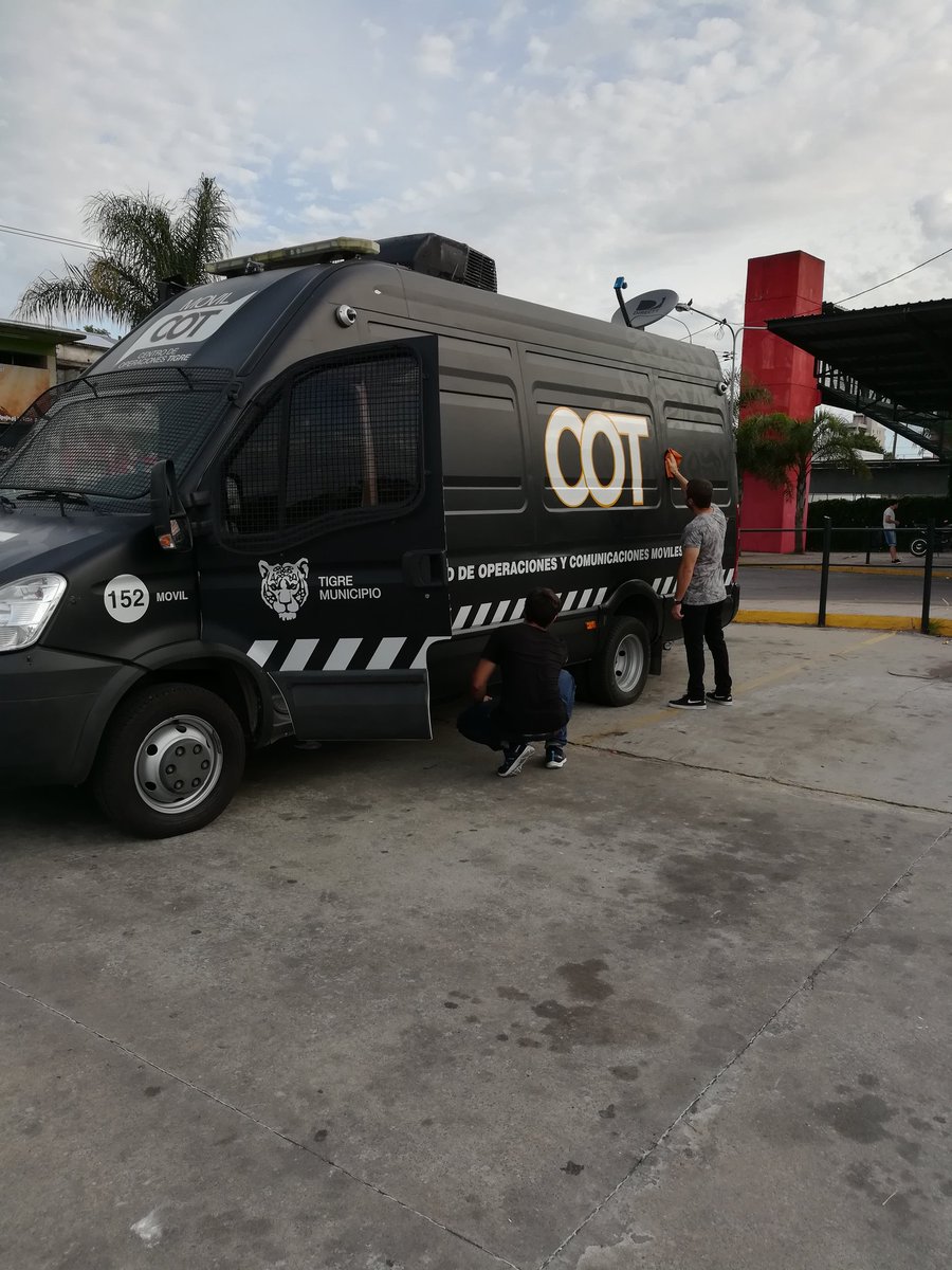 nicolascanumil1's tweet photo. Mantenimiento,control y limpieza del #MovilCOEM en el playón de #BaseCarupa https://t.co/ixdOHIAdlS