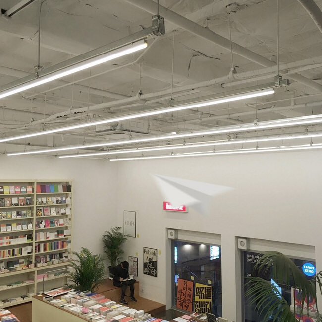 indexshop's tweet image. &amp;lt;인덱스 뉴스쿨&amp;gt;
이기섭과 함께 하는 '종이비행기와 가벼운 일상' 
일시: 2018년 1월 23일 오후 7시 30분 
장소: 인덱스(커먼그라운드 3층)
강사: 이기섭 
모집인원: 20명
참가비: 10,000원 (*다양한 색상과 질감의 종이 제공)
신청: goo.gl/NBFZN5