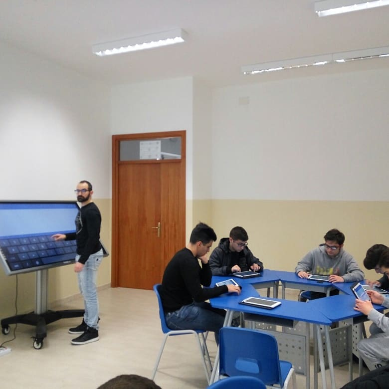 GRomano1971's tweet image. ITC/1 "G.P. Chironi" Nuoro.
Aula 3.0 per il #cooperativelearning e la#didattatticamultimediale. Applicazioni di #pycoding e#BYOD alla soluzione di problemi di navigazione aerea con python