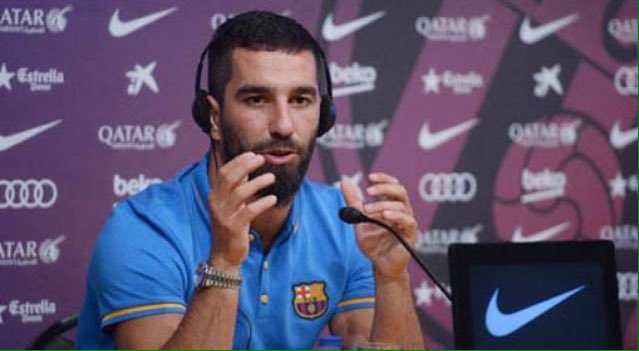 Muhabir|Neden Başakşehir'i tercih ettiniz?

Arda Turan|Futbol takım oyunudur,bireysellik ile başarı gelmiyor.Ben bireysel olarak gazeteciye saldırdım başarılı olamadım ama Başakşehir takım halinde gazetecilere saldırdı,başarılı oldu!Artık hep birlikte saldıracağız.