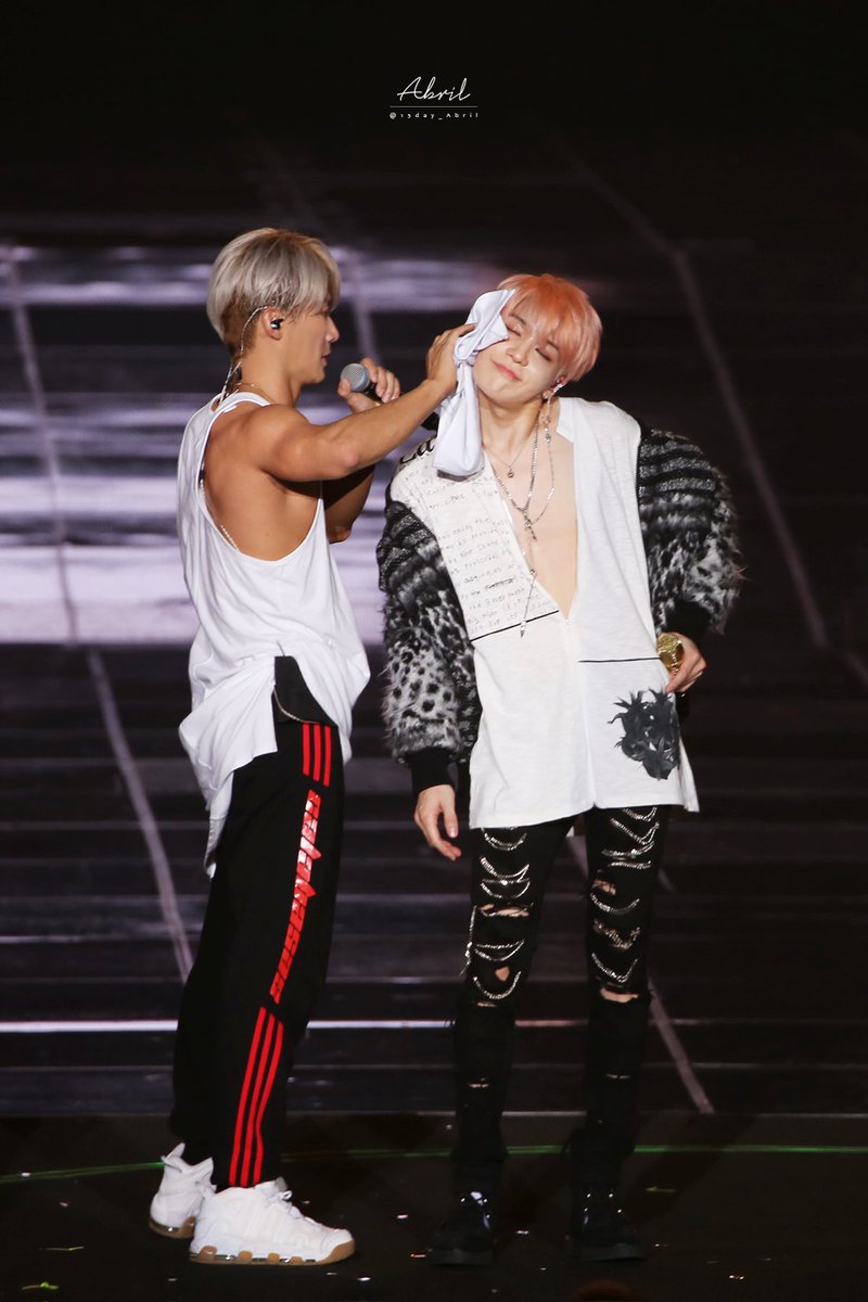 15day_Abril's tweet photo. 171209 #젝스키스 #SECHSKIES #水晶男孩 ##20주년투어_광주 #광주콘서트  #이재진 #LEEJAIJIN #李宰镇 #강성훈 #kangsunghoon #姜成勋

재진오빠가 생각하는 여왕님의 땀을.. (입틀막

https://t.co/EL9eK1Hl5R https://t.co/5d7Y86HD07
