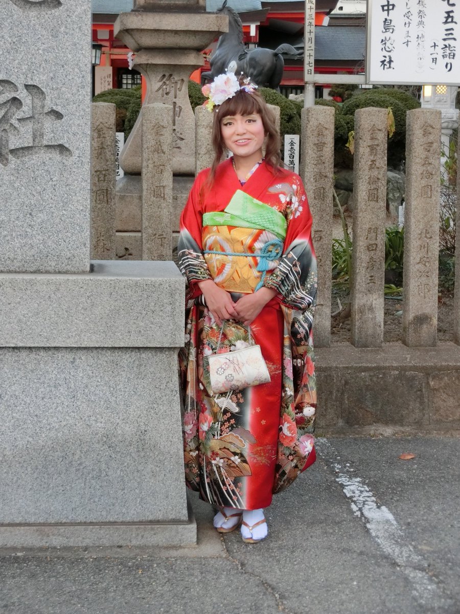 大阪女装サロン パレットハウス 今日のパレットハウス 本日のルームは常連さんご来店 静か に時間が流れております 着付けしてたのでアップおくれました お正月三ヶ日に振袖 を着れなかった いずみちゃんが振袖を着て外出致しました 近くの