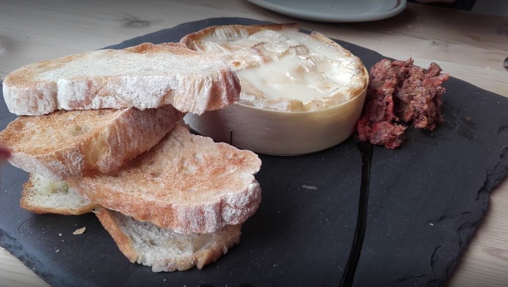 Camembert, one of our favourite starter dishes 😍 Be sure to give it a try next time you visit us! #Ambleside <a href="/LakesMrsMop/">Ange</a> <a href="/englishlakes/">English Lakes Hotels</a> <a href="/LakesVisitor/">Lakes Visitor</a>