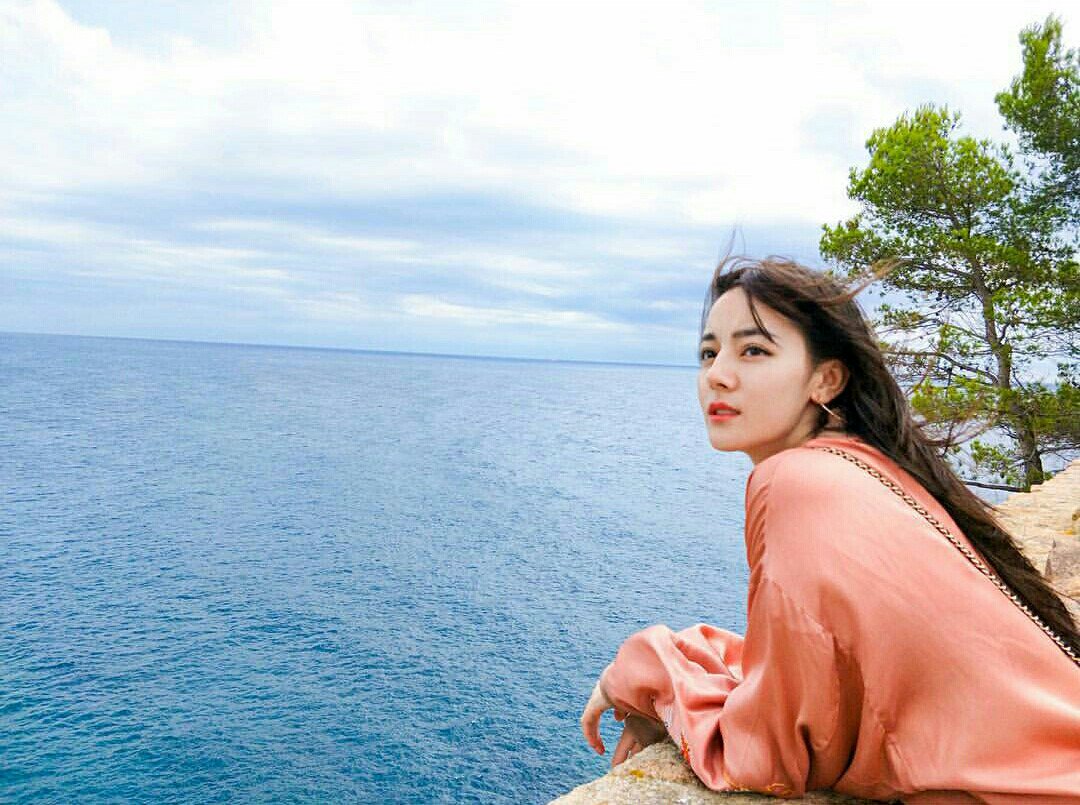 cuzyouu's tweet photo. #เร่อปา #ตี่ลี่เร่อปา #dilrabadilmurat #Dilraba #dilra 😍😍😍💕💕ตามเร่อปาอยู่ละไปแอบแปลในไอจีมา มีรูปหนึ่ง ลงมาเป็นรูปการ์ตูน ละไม่รู้ว่าแปลถูกรึป่าว แต่เร่อปาน่าจะเขียนว่า "รอแป๊บนะ ลมืรหัสผ่าน"👸👸👸👸 55555555555555ลั่นเลย ทำไมน่ารักละ ทำไมน่ารัั้กยังงี้ งูย 😘😘😘 https://t.co/YBzDZnFfox