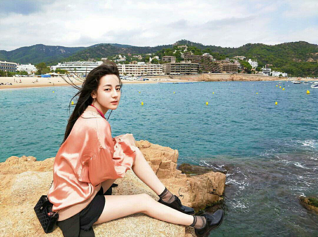 cuzyouu's tweet photo. #เร่อปา #ตี่ลี่เร่อปา #dilrabadilmurat #Dilraba #dilra 😍😍😍💕💕ตามเร่อปาอยู่ละไปแอบแปลในไอจีมา มีรูปหนึ่ง ลงมาเป็นรูปการ์ตูน ละไม่รู้ว่าแปลถูกรึป่าว แต่เร่อปาน่าจะเขียนว่า "รอแป๊บนะ ลมืรหัสผ่าน"👸👸👸👸 55555555555555ลั่นเลย ทำไมน่ารักละ ทำไมน่ารัั้กยังงี้ งูย 😘😘😘 https://t.co/YBzDZnFfox