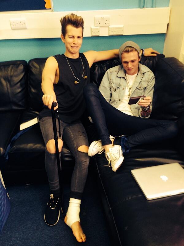 taeuphoria's tweet photo. #TheVamps #BestBoyBand #iHeartAwards https://t.co/CHlk1O6ewf