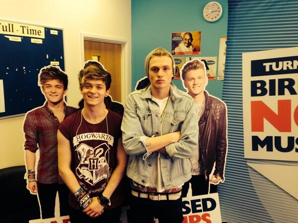 taeuphoria's tweet photo. #TheVamps #BestBoyBand #iHeartAwards https://t.co/CHlk1O6ewf