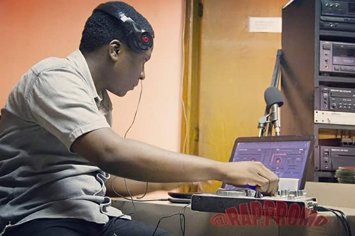 djfayohighlevel's tweet image. Ou Gen Yn sel Randevou pouw aprann, konprann épi koute bon jan Rap Ayisyen.
Pita menm 5h -8h Pm Wap Branche Radio MélodieFM 103.3 oubyen radiomelodiehaiti.com 
#FJ Aderson 
#Rbens Melodie
#DJFayo Haiti
#Zoe naz
#Share
#SiwRenmenRapAyisyen