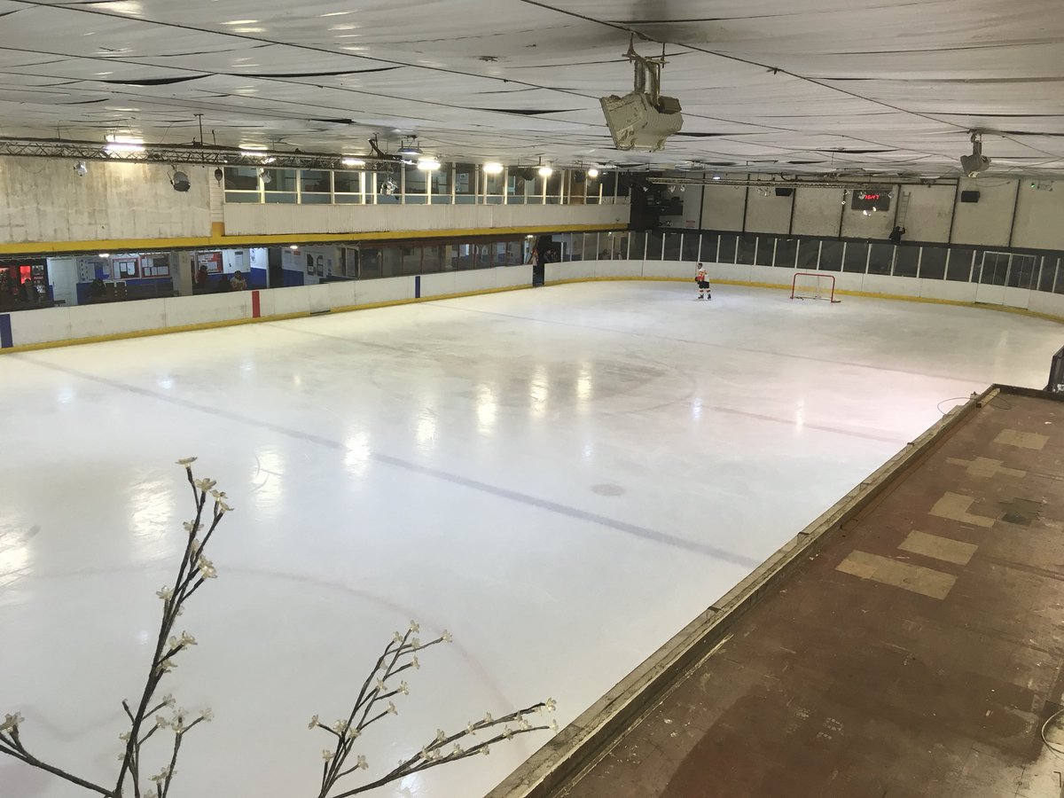 uksenator1971's tweet photo. @gordwilson @PxPOttawa today’s winner rink, Hull Jets @ Bradford Bulldogs, NIHL division 2, British 3rd tier, need to sort out my standards, Bradford have a someone wearing #99, no controversy here #Waynewho? https://t.co/jXIWHelbmq