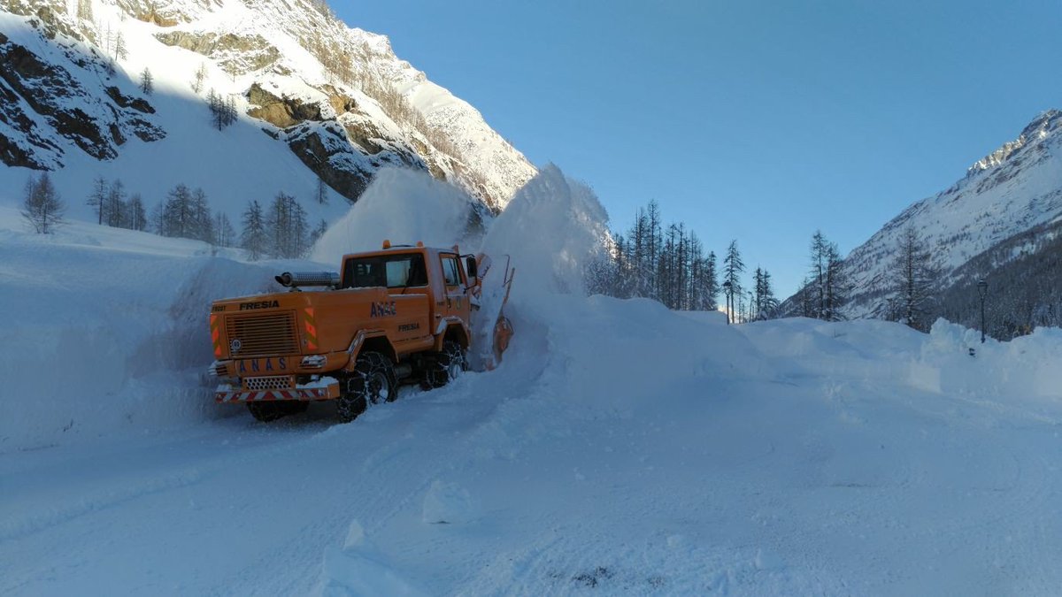 StradeAnas's tweet photo. #neve #ValleDAosta: i mezzi #Anasinazione nel comune di Rhemes Notre Dame per completare la pulizia delle strade regionali e comunali colpite dall'eccezionale nevicata e arrivare fino alle ultime frazioni #13gennaio https://t.co/JPovrNKH1M
