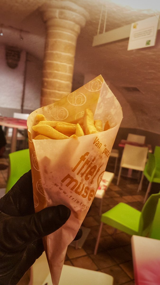 britishberliner's tweet photo. If you're anywhere in #Belgium, you simply can't go wrong with #Belgianbeer &amp; #Belgianfries! #frietmuseum #Belgian #Brugge #Bruges #beer #StellaArtois #frenchfries #friets #chips #snack @MuseaBrugge @FlandernBelgien @visitflanders @StellaArtois https://t.co/KscIz9GMNI