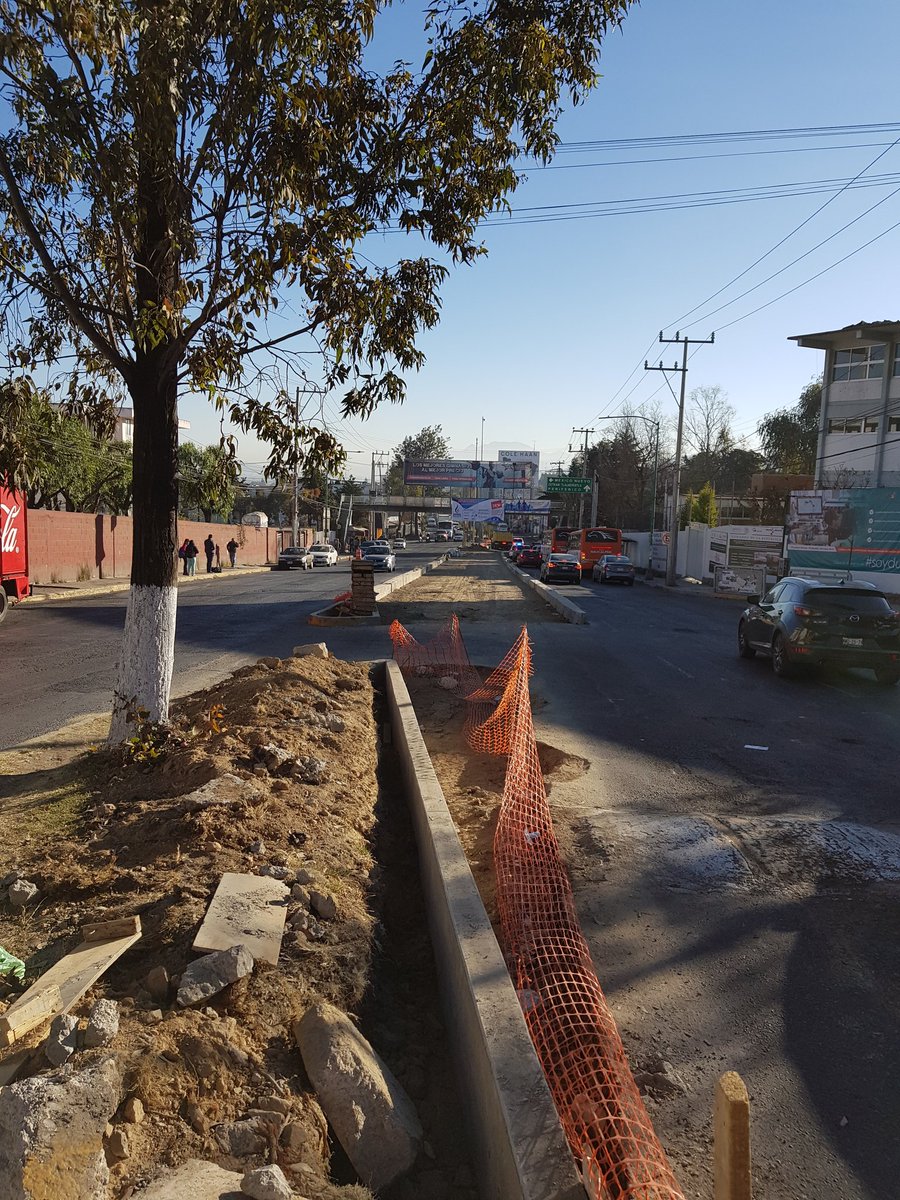 jccolin's tweet photo. Muy padre la obra que empezaron en vacaciones (trabajando de noche y haciendo un ruidero), y que nos quitó un carril completo en un cruce caótico, pero no han avanzado en una semana. ¿Cuándo acaban la obra @AnaBalderasMx @ATZciudadano? https://t.co/Pc514i2gih