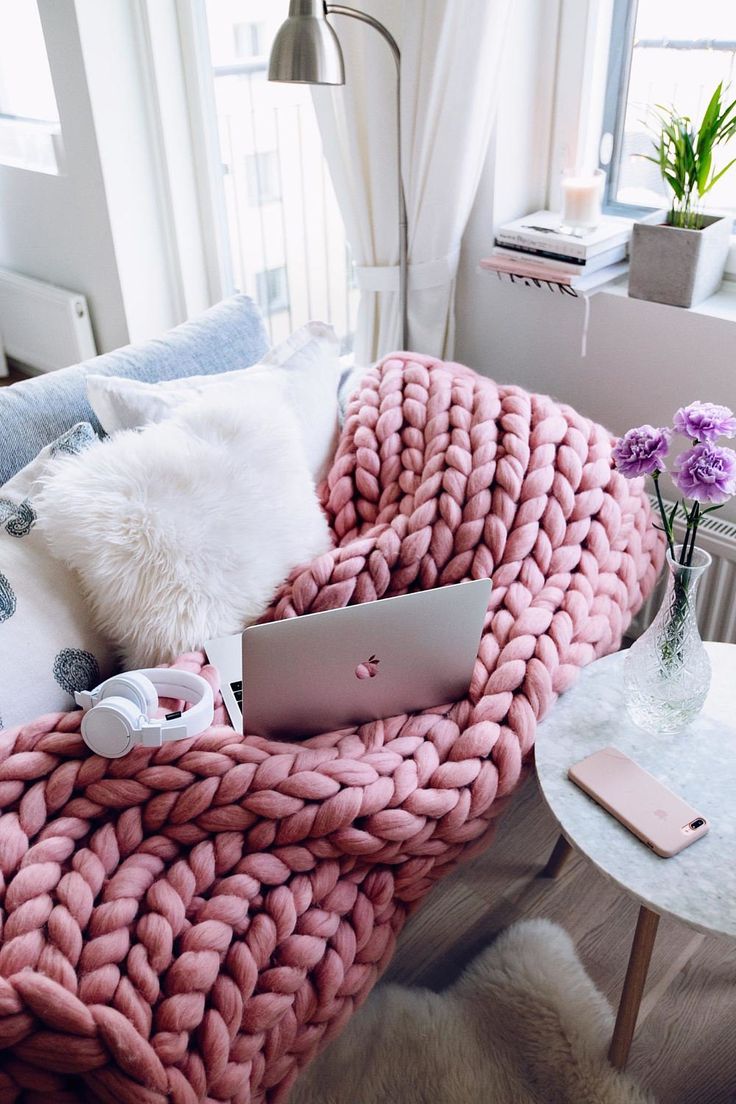 happylivein's tweet photo. #keep woolen blanket &amp; couch throws handy -They also help keep your living room looking cozy.
#designers_speak
https://t.co/vGNcJyRFWS https://t.co/QiXAad7j7g