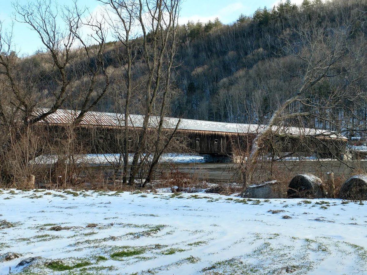 sandyconnolly's tweet photo. The Cornish Windsor Covered Bridge | Temporarily closed to traffic due to rising water levels on the Connecticut River #CornishNH #NewHampshire #WindsorVT #Vermont
https://t.co/M5LMyMrRL5 https://t.co/a3VyCiPwlT