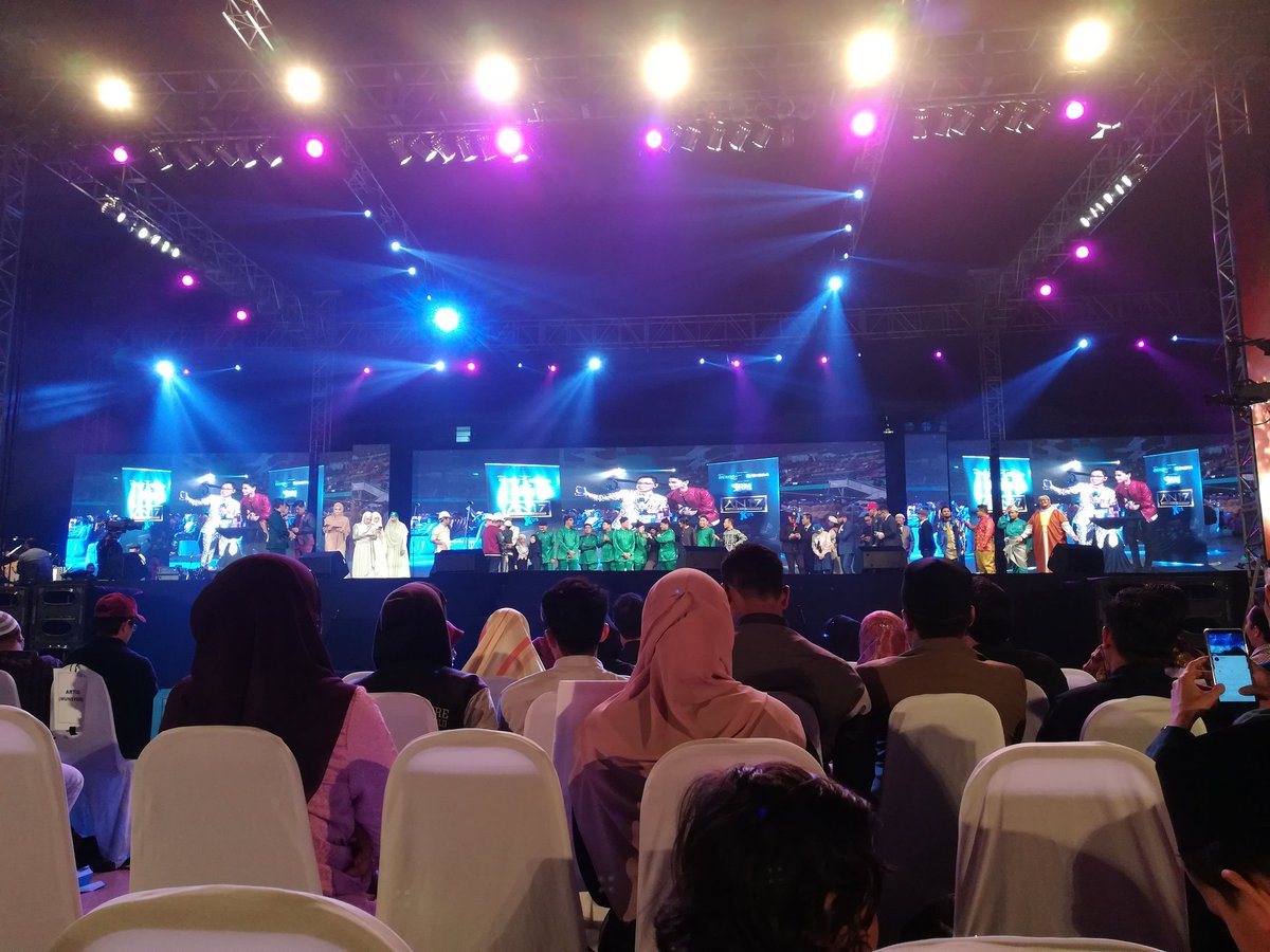 nomiizati's tweet photo. Menang ke kalah tak kisah..yg penting, dakwah dn mesej tu smpai. Semua finalists rilek je time mc announced result, it's a good sign I think #AN17 💪😋 https://t.co/X7oLdy5cEV