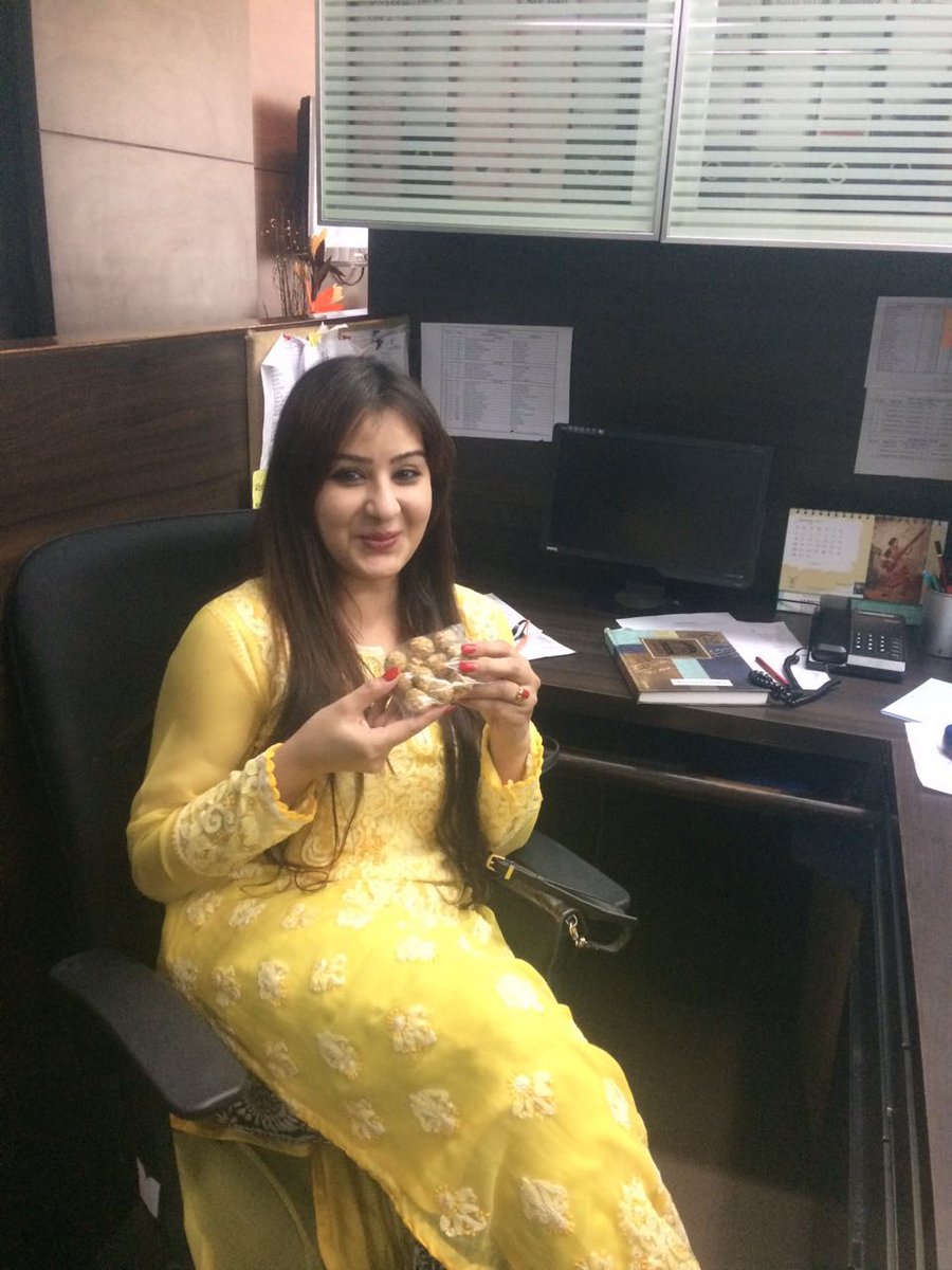 ShindeAshutosh's tweet photo. That's your #Shilpa from last year wishing Happy Makar Sankranti
"Til Gul Ghya, Ani gode gode (sweet) bola"

Shilpa Shinde For The Win https://t.co/CxRGpov6XS