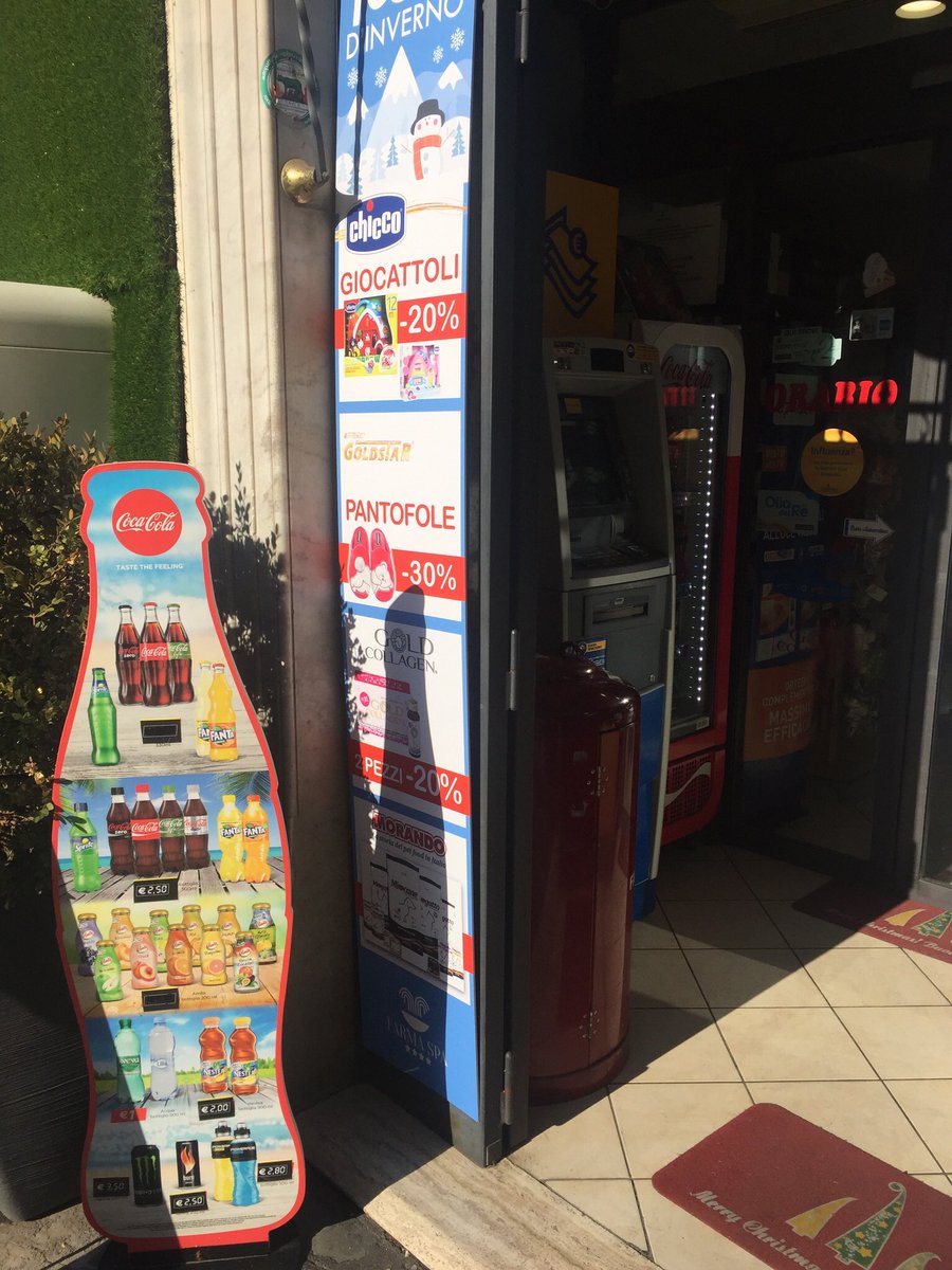 gdt62's tweet photo. Chi ha autorizzato qs doppio scempio a @TrastevereRM #piazzaSantaMaria davanti alla Basilica? Una #farmacia con orrendi cartelli esterni che vende anche #CocaCola, supermercato supercafone @Farmacisti_it @roma @M5S_No_Grazie @cobotwitt @Miti_Vigliero @pmattoccia @mcacciaglia64 https://t.co/9o1VJD1xTS