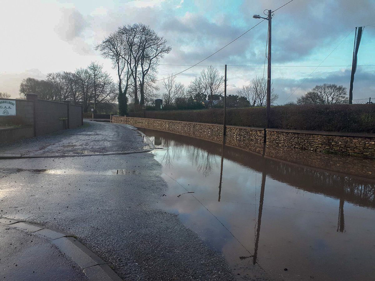 #CorkFloods Flooding outside the #Coachford GAA Grounds, heading towards Rooves Bridge. Reports that Farran Wood &amp; GAA grounds are badly flooded.