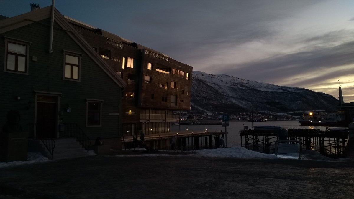 oh_ve_'s tweet photo. Wenns langsam dunkel wird und man eine Bar sucht, um ein Bier zu trinken, aber keine findet, die offen hat und man dann draufkommt, hoppla, es ist ja noch nicht mal 14 Uhr. #arcticproblems https://t.co/9LwVcuV1KM