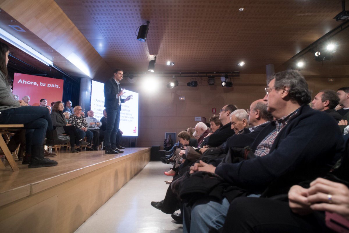 sanchezcastejon's tweet photo. La Constitución y el Estatuto de Autonomía funcionan en Cataluña. Lo que no va a funcionar ni ayer, ni hoy, ni nunca, es la vía unilateral del independentismo. 

#AsambleaAbiertaMadrid https://t.co/FjdNEWMXnR