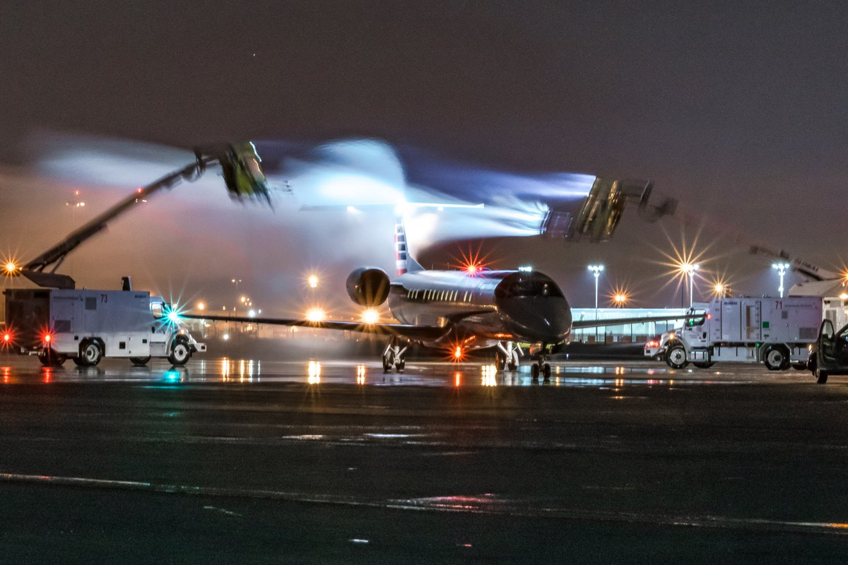 DFWAirport's tweet photo. Hashtag deicing season. 👷❄️👩‍✈️ https://t.co/uAVuOOSHq0