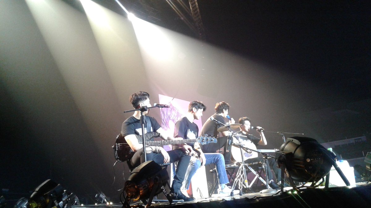 heemi_jyh's tweet photo. I just can't still believe untill this time thay I finally saw and heared you live my Manitos πππ
#BetweenUsManila
HAPPY 8TH ANNIVERSARY CNBLUE
@JYHeffect
@cnbluegt
@MR_KANGGUN
@MentalShin
#CNBLUE
#CNBLUE8thAnniversary
#μ¨μλΈλ£¨λ°λ·8μ£Όλ
https://t.co/jf5msc6dTt