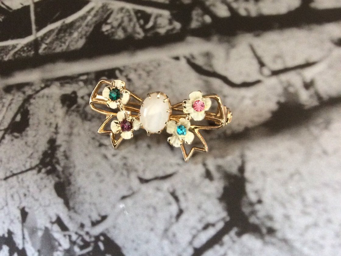 FiaFawn's tweet photo. Excited to share the latest addition to my #etsy shop: Brooch - Beautiful Bow - Gift - Costume Piece - Flowers - Vintage https://t.co/saodmgrZC7 https://t.co/QjzFmsMQoH