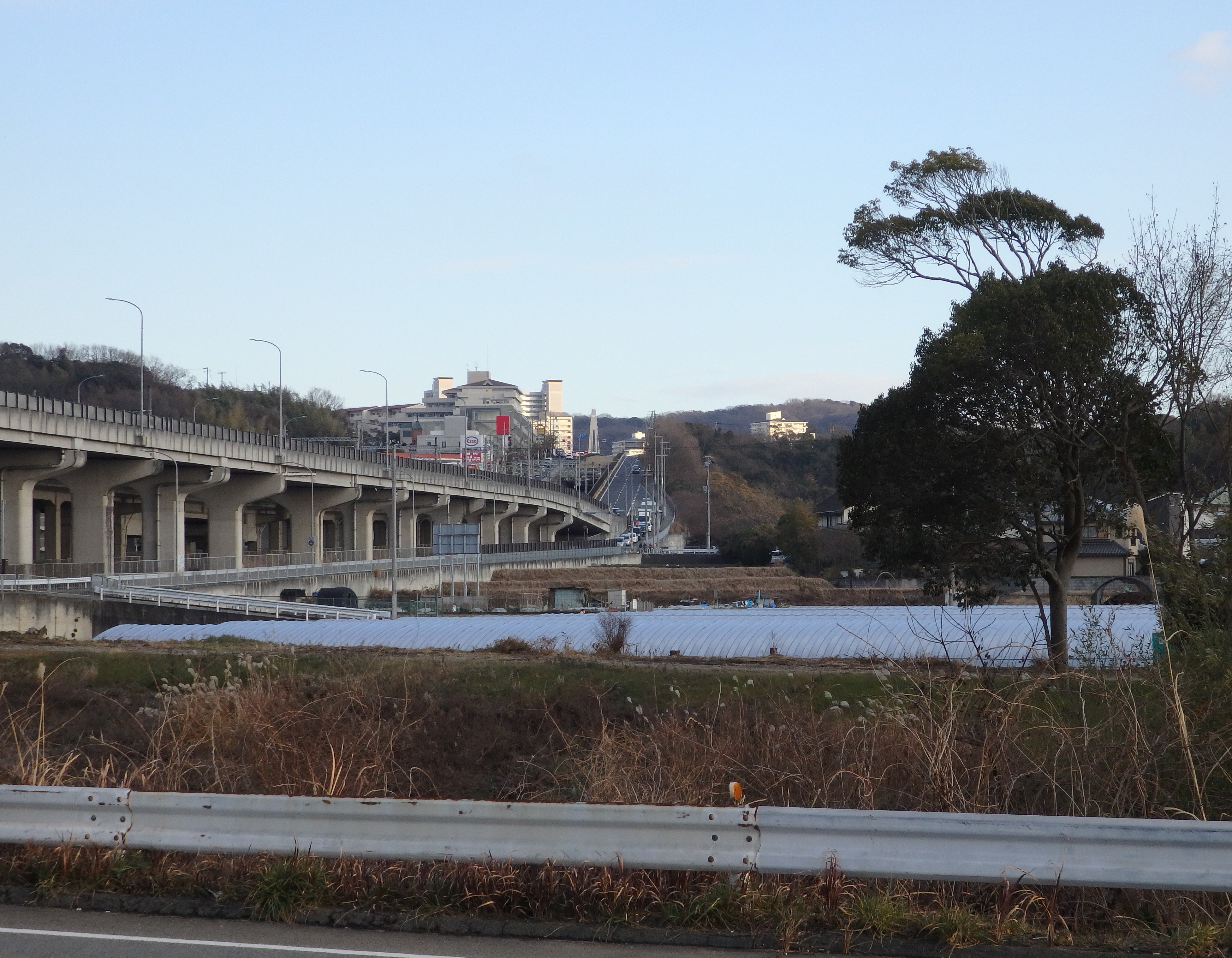 高坂優希 神戸市営地下鉄西神 山手線 西神延伸線 伊川谷駅は列車が去ってしまえば改札や出入口を安気に撮影できる長閑な駅 ただ 最近は駅前に大きなホームセンターができるなど農地ばかりという雰囲気でもなくなっている 明石駅から運転免許試験場を通っ