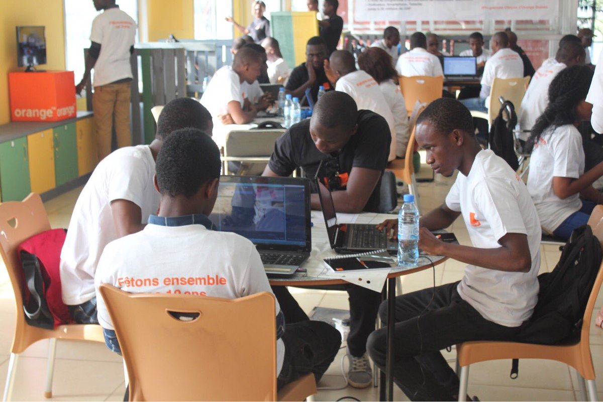 yiteretech's tweet photo. #hackathonorange2017 les différentes équipes s’activent dans le développement de leur solution. Une chose est sûre, leurs propositions sont très innovantes et pourront répondre aux besoins des populations. Restez connecté ! Cc @orangeguinee_gn @saboutech https://t.co/8FYzVH3rOT
