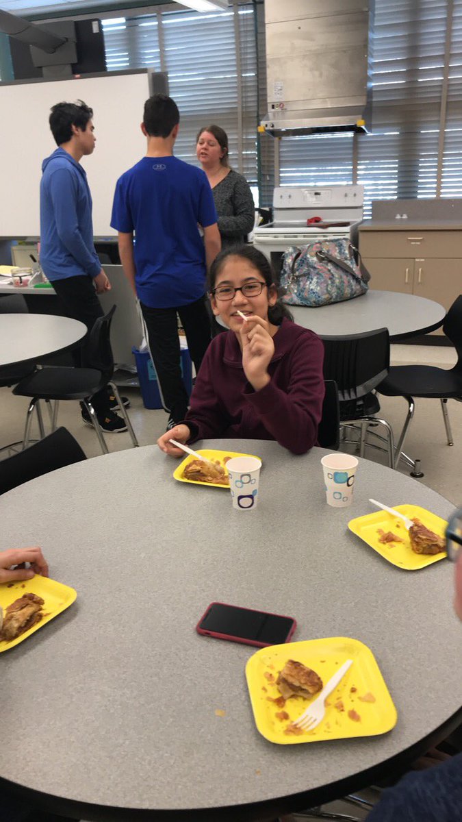 MmeHenrySMS's tweet photo. Last week we had a roi, then this week we had TWO reines (👸🏼)! Fun with Fountain / CHOICE8 at our galette des rois tasting! #scarsdalemspride #galettedesrois https://t.co/aWjt8phdeo