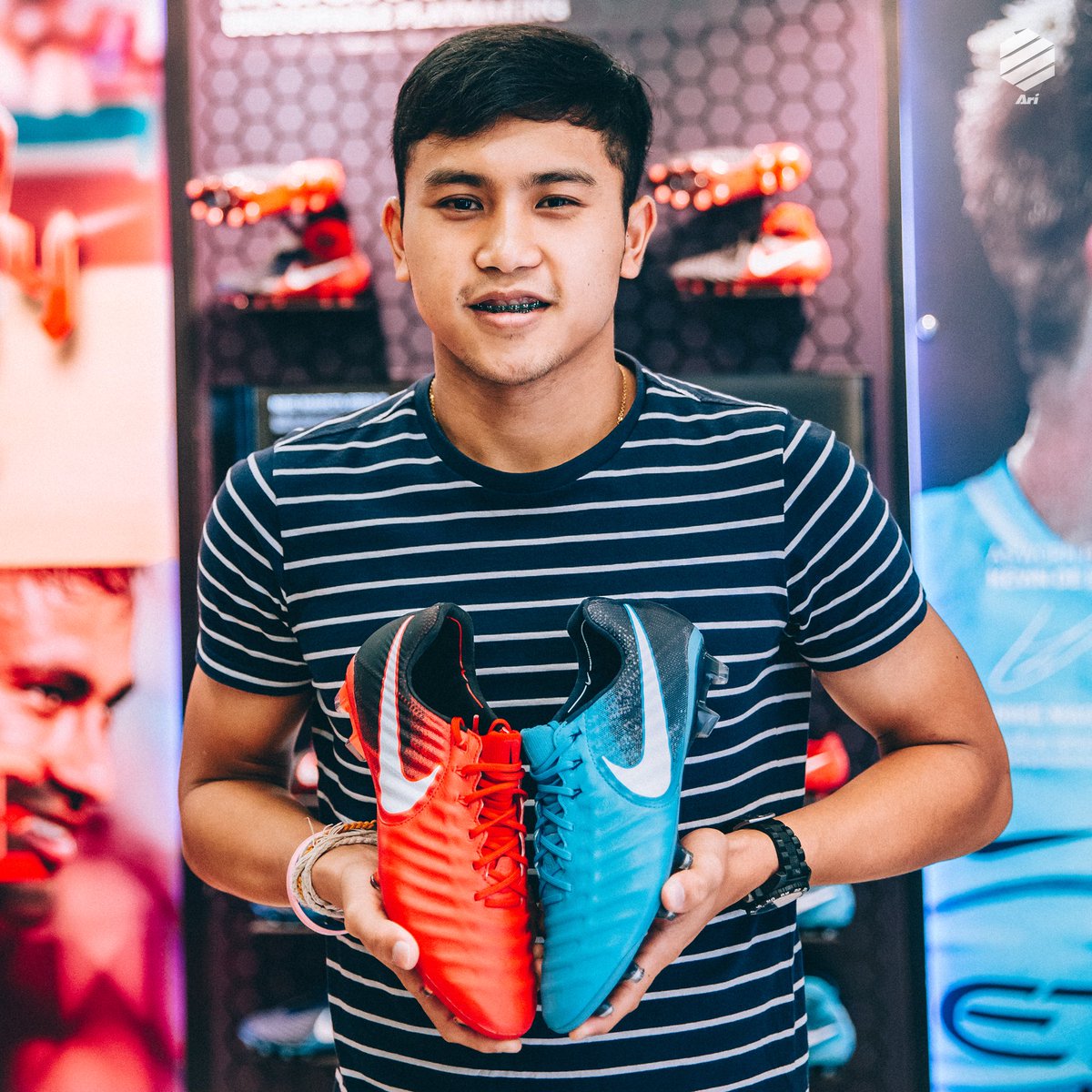 FootballAri's tweet photo. "เจ้าปิง" ทศวรรษ ลิ้มวรรณเสถียร อีกหนึ่งมิดฟิลด์เท้าหนัก ที่ให้ความสำคัญกับการสัมผัสบอลแรกเสมอ
@nikefootball
#PlayFire 🔥 #PlayIce ❄️
• Tiempo Legend VII FG - 7,900 บาท (6-11.5 US)
--
พบกันได้ที่อาริฟุตบอลทุกสาขา และช่องทางออนไลน์ https://t.co/TtMTtgNUab
(ส่งฟรีทั่วประเทศ) https://t.co/ZrpHqZkBIz