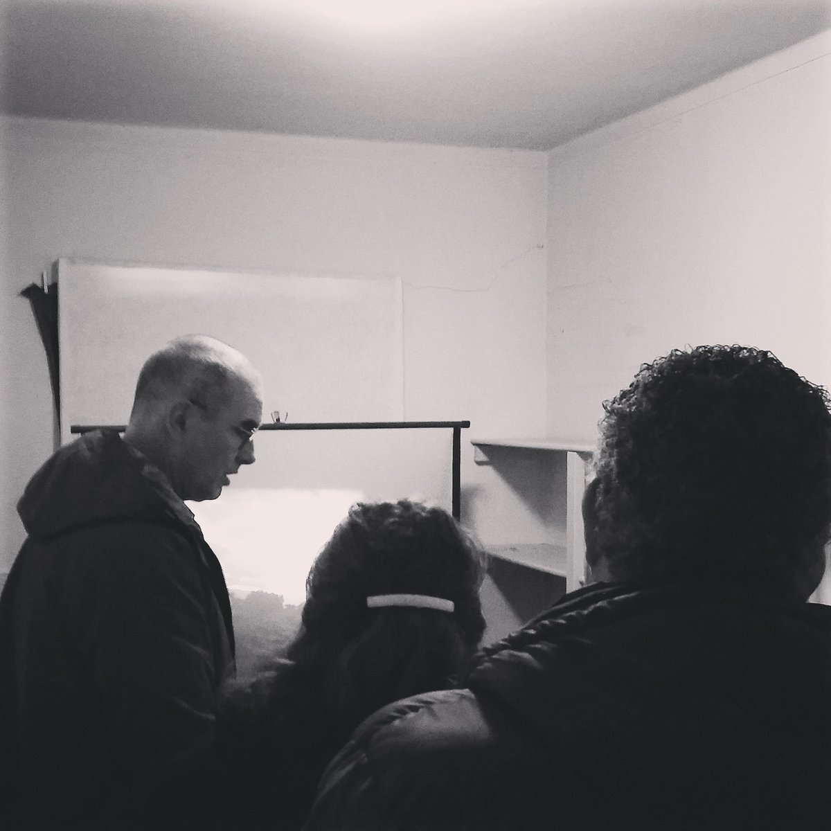 #Wethouder Hans Ronde neemt samen met de #gebiedsregisseur #Delfzijl een kijkje op het #BAM. #bierumerschool #artmovie #finissage