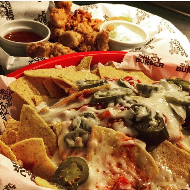 Make sure you catch our deal before it finishes at 5 this evening! Starter, Burger, fries and a drink for £12.95 😍🍔🍟🍺 #saucydeal #nachos #chicken #starter #main #saturdayfun #sunderland #saucyfave #saucy ift.tt/2EDaDBv