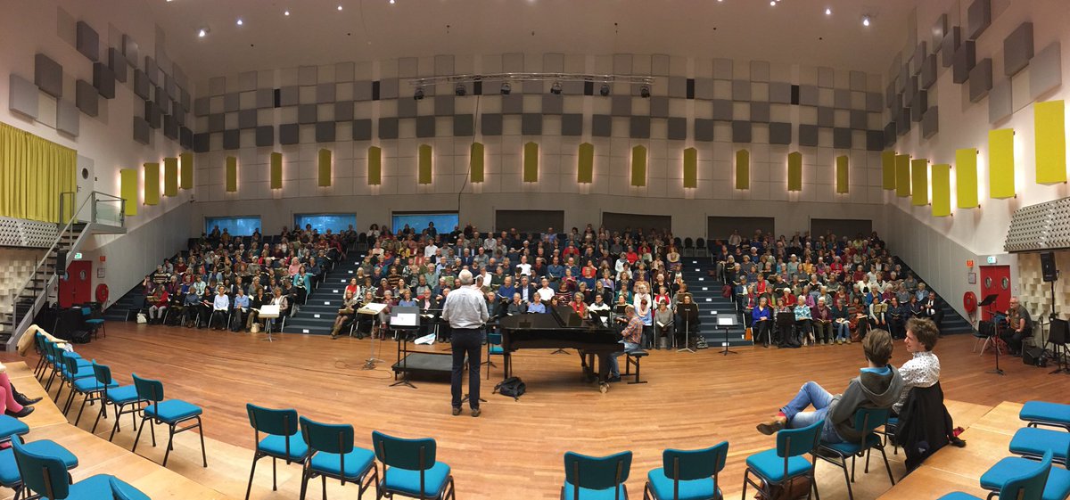#meezing We staan aan het begin van de eerste tutti repetitie vanmiddag olv Luuk Tuinder. Dies Irae! Wat een koor! 27 januari de tweede groep van 400!!!