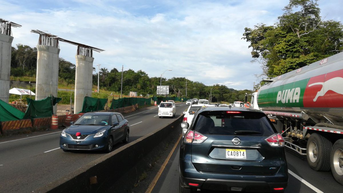 traficocpanama's tweet photo. A 1km/h se desplazan los autos en la Vía Puente de las Américas, a la altura de Howard en dirección a Panamá Oeste. https://t.co/ENFvb5rscB