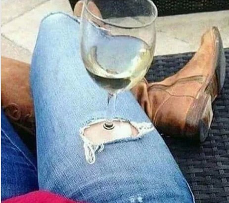 chulehitech's tweet image. Agora entendi porque aqueles rasgos nas calças...