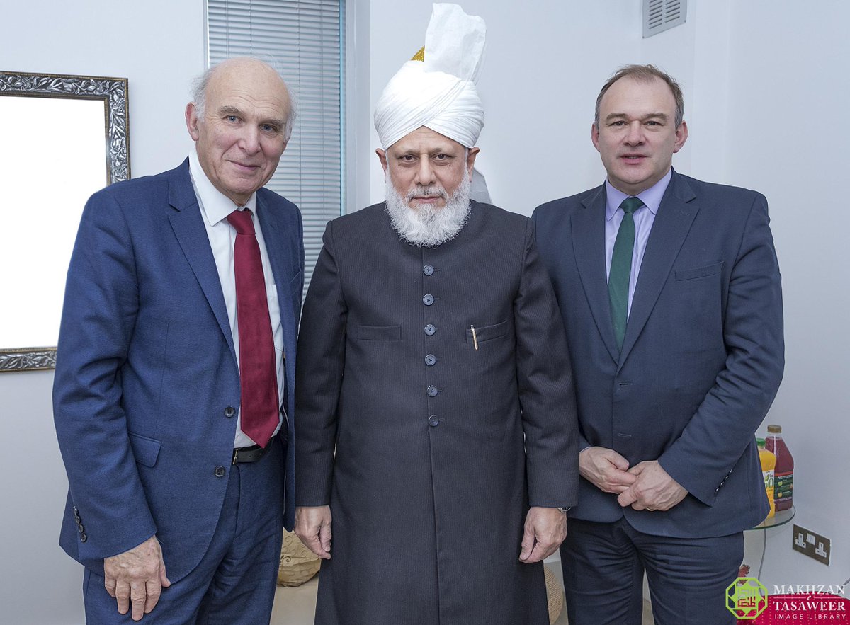 vincecable's tweet photo. I had the recent pleasure of meeting His Holiness Hadhrat Mirza Ahmad, leader of the @AhmadiyyaUK community at the @AMA_BaitulFutuh Mosque after Friday prayer. Insightful meeting discussing issues affecting Muslims in the UK &amp; worldwide, including the terrible famine in Yemen. https://t.co/jAVipXfIF6