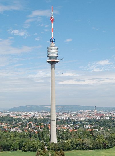 Versuch der Visualisierung des Weltölverbrauchs:
95 Mio. Barrel pro Tag entsprechen ziemlich genau dem Volumen eines Würfels mit der Seitenlänge des Donauturms,
und zwar bis zur Spitze.
Dieses Volumen wird täglich gefördert, transportiert, raffiniert - und verbrannt.