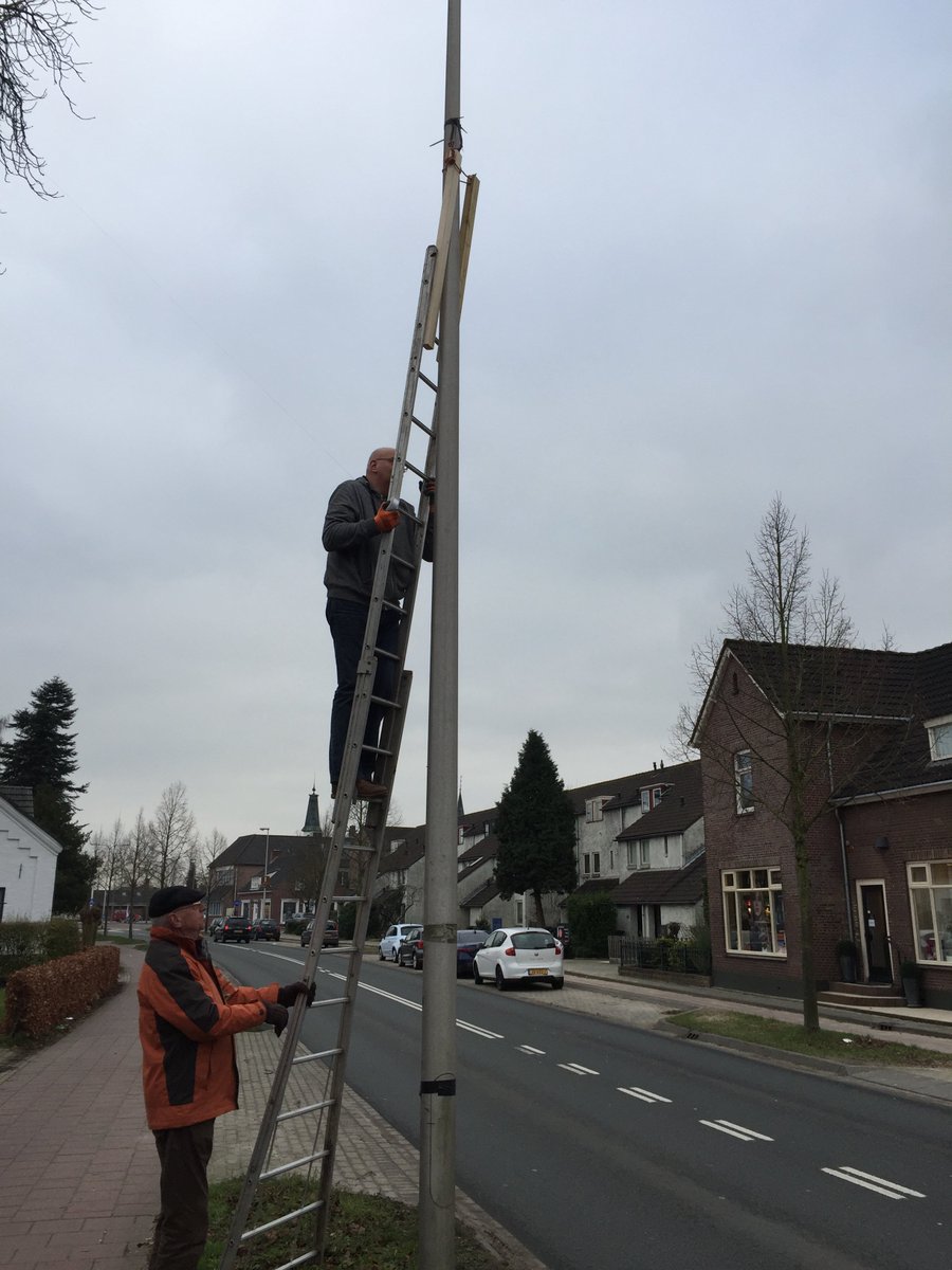 PA2P_'s tweet photo. @PA2P_ After more than 15 years of service the Perlon 1.5 mm tension cable, attaching one leg of the wire antenna to the lamppost, snapped 3 weeks ago.  The cable was partly crumbled due to UVlight. Today the problem was fixed and the the antenna is tied up to the lamppost again. https://t.co/qSYkc9uJHk