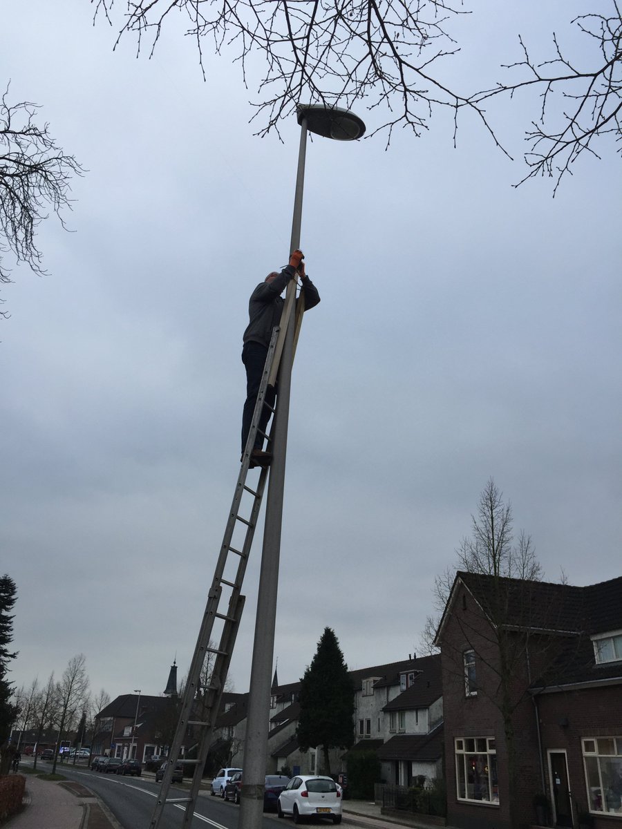 PA2P_'s tweet photo. @PA2P_ After more than 15 years of service the Perlon 1.5 mm tension cable, attaching one leg of the wire antenna to the lamppost, snapped 3 weeks ago.  The cable was partly crumbled due to UVlight. Today the problem was fixed and the the antenna is tied up to the lamppost again. https://t.co/qSYkc9uJHk