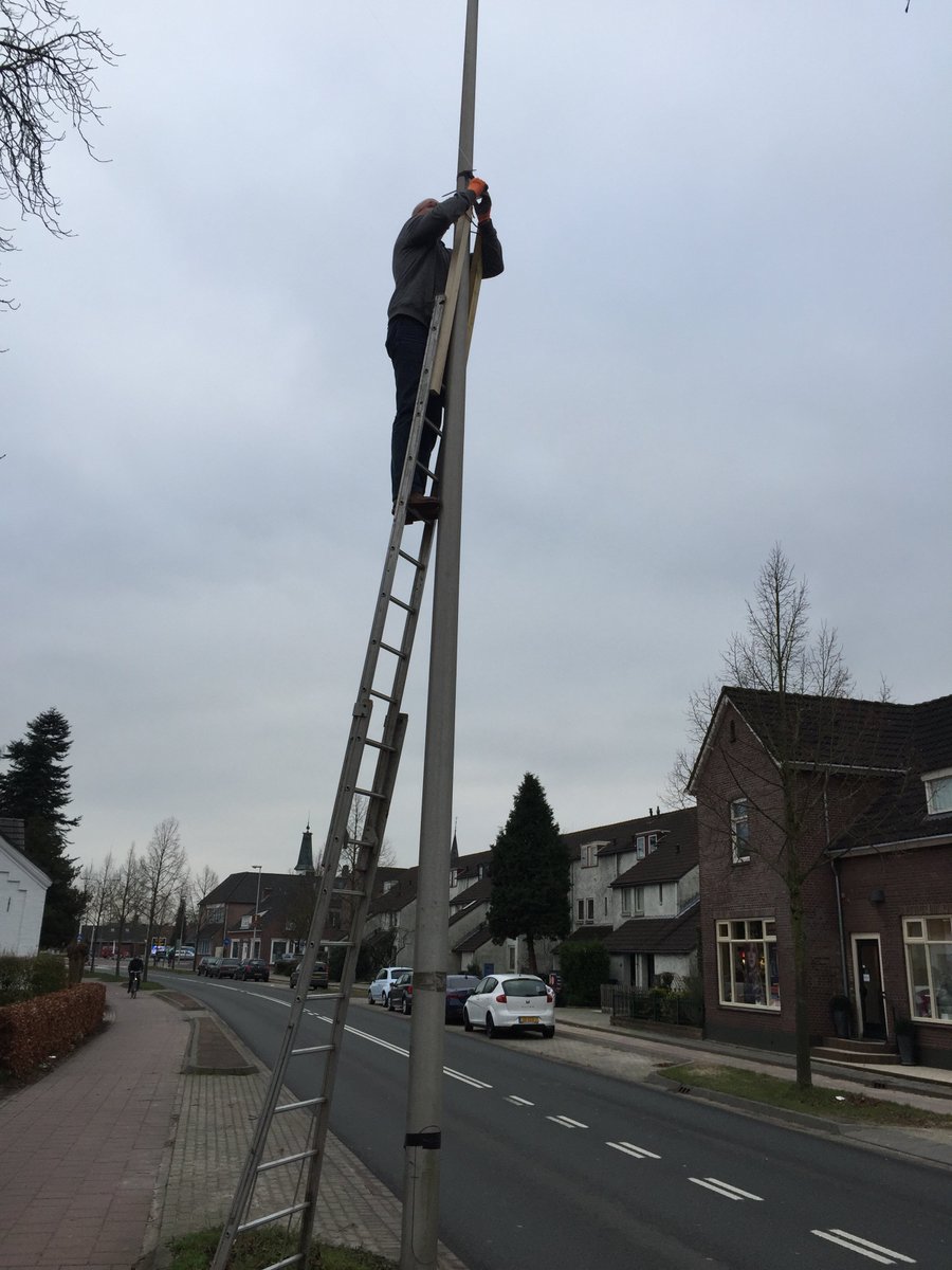 PA2P_'s tweet photo. @PA2P_ After more than 15 years of service the Perlon 1.5 mm tension cable, attaching one leg of the wire antenna to the lamppost, snapped 3 weeks ago.  The cable was partly crumbled due to UVlight. Today the problem was fixed and the the antenna is tied up to the lamppost again. https://t.co/qSYkc9uJHk