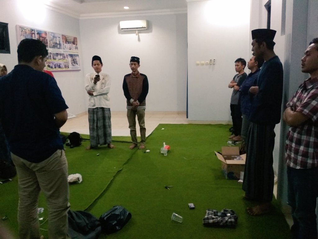 Malam ini sedang berlangsung rutinan, sholawat dan tahlilan di Bascem panitia 50 tahun KKY.