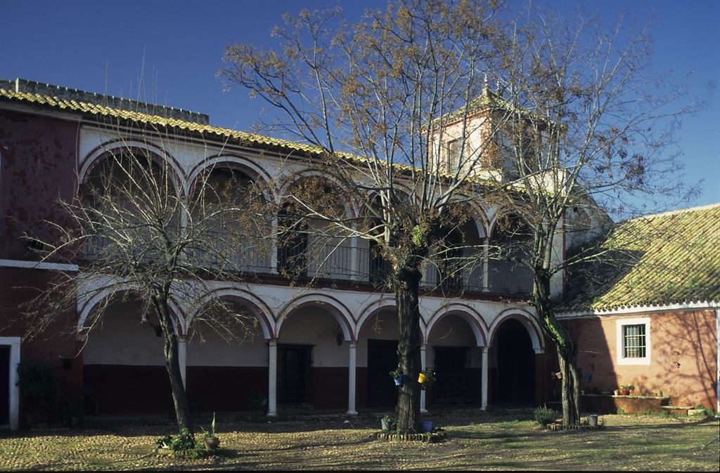 Ispavilia's tweet photo. El antes y el después de la histórica Hacienda #Ibarburu, un edificio rural del XVIII catalogado #BIC en #DosHermanas de enorme valor arquitectónico y etnológico. 

1ª foto: Base de datos del @IAPHpatrimonio 
2ª foto: Arquitecto Guillermo Carrillo (tomada ayer)

INTOLERABLE 👎 https://t.co/VkriknMAgk