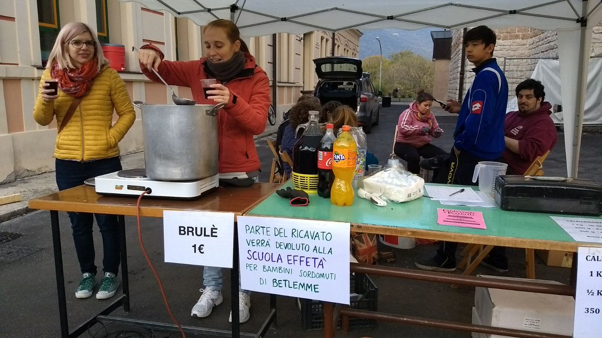 I ragazzi di Azione Cattolica di Magrè (BZ) hanno organizzato una campagna di Raccolta Fondi a favore della nostra scuola. Con vin brulè e caldarroste hanno raccolto 1.000 euro per i nostri bambini. GRAZIE!!!
sostienieffeta.org