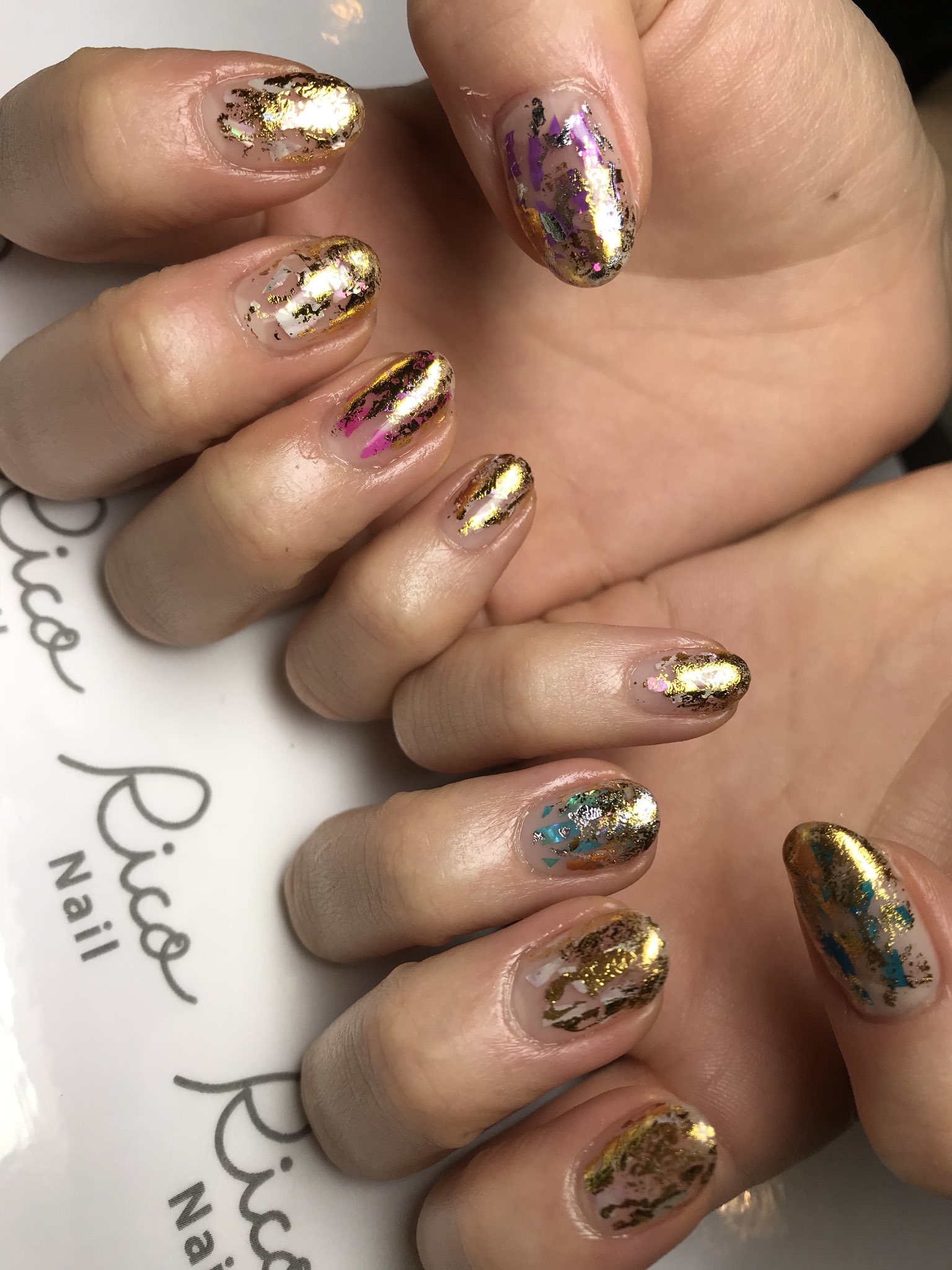 Rico Nail スタッフ菅原さんのネイル クリアベースにカラーシェルとゴールドホイルで派手めなデザイン 伸びても目立ちにくく長持ちします 担当 鈴木 7000 ジェルネイル クリアベース ニュアンスネイル シェル ホイル ショートネイル