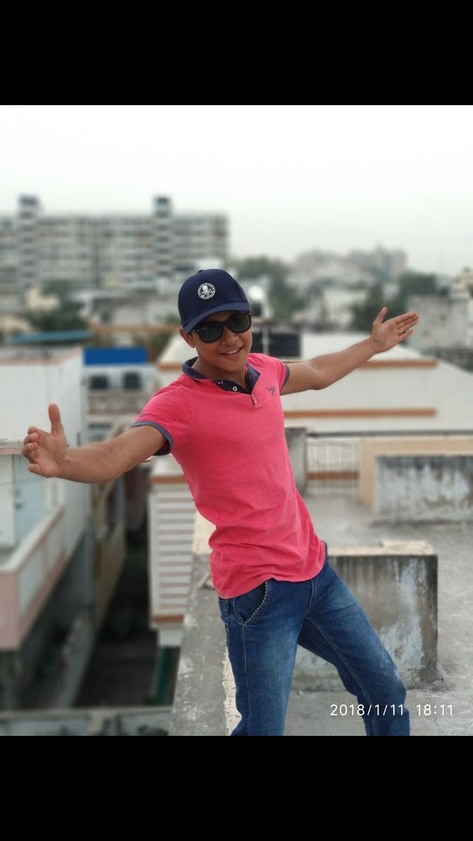 Harshil29081997's tweet photo. Kuch kaam Ase hote hai jisme fayda ya nuksaan Nahi dekhte bas unhe Karna zaroori HOTA hai : @iamsrk #signaturepose #loveyousir #srkuniverse https://t.co/Dv1F3wRl6l
