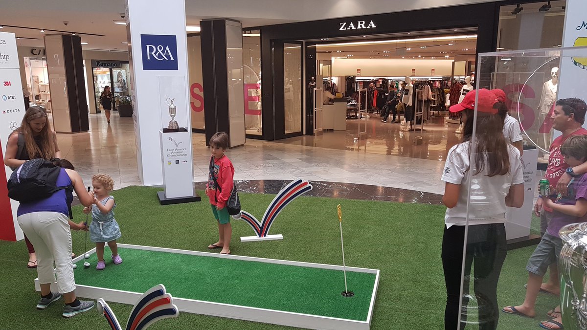 LAAC_Golf's tweet photo. Quieres pegar algunos putts rodeado de los tres trofeos más importantes del golf mundial? Hoy y mañana ven al @ParqueArauco y llevate la pulsera oficial del torneo. Importantes premios para los mejores posteos en RRSS utilizando los hastags #LAAC2018 #GloriasdelFuturo https://t.co/6csqLZL2ey