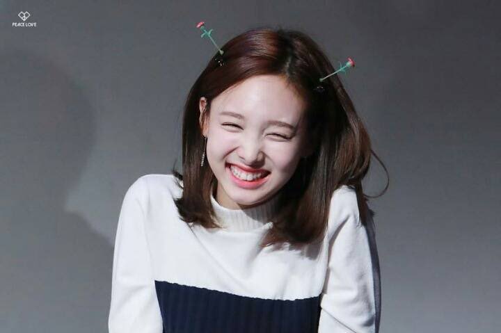 NAYEON_TH's tweet photo. [instiz] มาตรฐานอารมณ์สีหน้าของ TWICE นายอน #ปากรูปหัวใจ #ความสวยแบบน้ำผลไม้ #แฮปปี้ไวรัส #ถ้ามีความรักคงจะดี

- น่ารักสุดๆๆ
- น่ารักจริงๆ จะสวยหรือจะน่ารักคุณนายอนทำได้หมดเลยนะ
- อิมนายอน สวย&amp;น่ารัก..
- น่ารักจะตายอยู่แล้ว
- น่ารักเหมือนลูกพีชเลย~
- ว้าว ㅠㅠ สวยจัง

©nay_yuzu https://t.co/WrISxRElxB