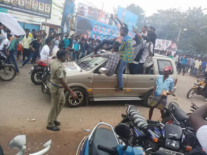 jsaravanaa28's tweet image. டேய் என்னாட இராமநாட் பசங்க 
அந்தர் அலும்பு பன்றங்கே👌👌👌
#SketchPongal
#RamnadCVF💪💪💪
@vijayfilmaker @MusicThaman