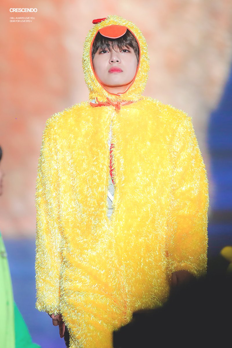crescendo_1230's tweet photo. 180113 Happy Ever After 
#뷔 #태형 #V #태태
이 시대의 당당한 꼬꼬 태형🐔💜
#방탄소년단 #BTS  @BTS_twt https://t.co/UnJcaesm6o